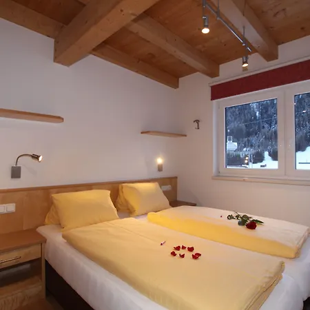 בית הארחה Gaestehaus Alpina 4*
